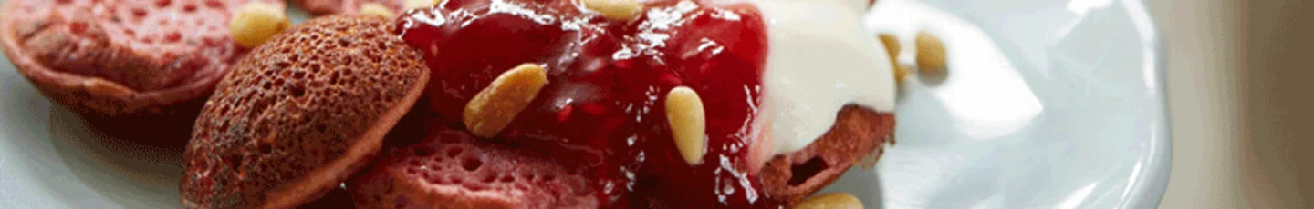 Roze boekweitpoffertjes met frambozenjam en yoghurt