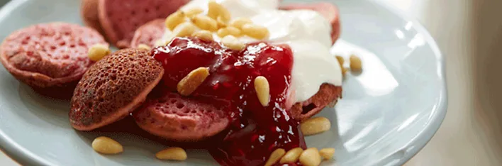 Roze boekweitpoffertjes met frambozenjam en yoghurt