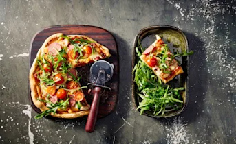 Pinsa met salami en rucola