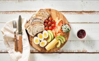 Luxe brunchplank met Korenlanders desembrood