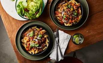 Pasta met een tomatensaus en steranijs