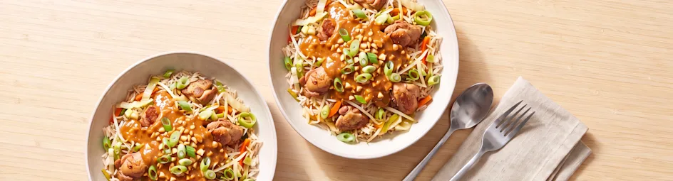 Snelle nasi met malse kipdijfilet en satésaus