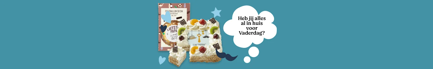 Vaderdagtaart versierd met slagroom, fruit en stukjes chocolade. Op de achtergrond een kaart met de tekst “LIEFSTE PAPA” en “FIJNE VADERDAG”.