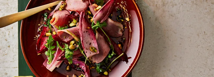 Salade met roodlof, eendenborstfilet en pistache