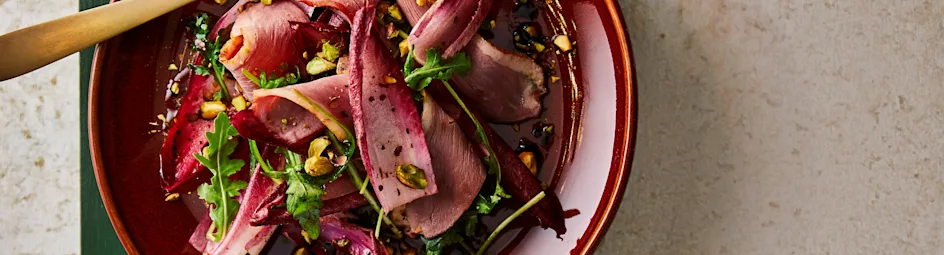 Salade met roodlof, eendenborstfilet en pistache