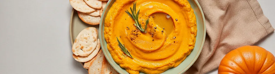Romige herfstdip met geroosterde pompoen en rozemarijn