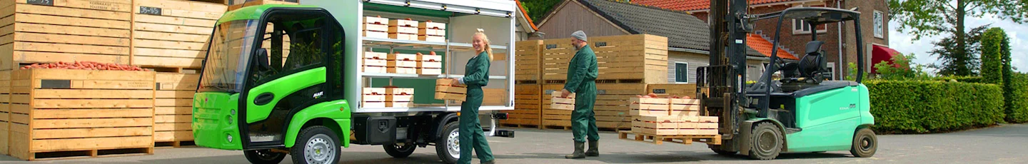 Boeren laden lokaal geteelde producten in bij een boerderij.