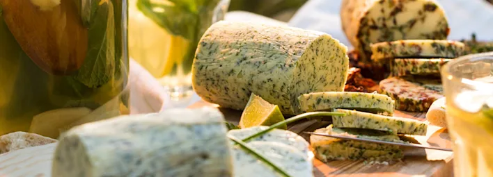 Ontdek drie heerlijke recepten voor homemade kruidenboters, perfect om je gerechten op te fleuren. Laat je inspireren door onze smaakvolle combinaties van verse kruiden en smeuïge boter.