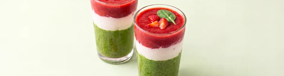 Aardbei spinazie smoothie in laagjes