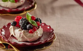 Mini-pavlova met bosvruchten en karamelsaus