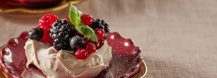 Mini-pavlova met bosvruchten en karamelsaus