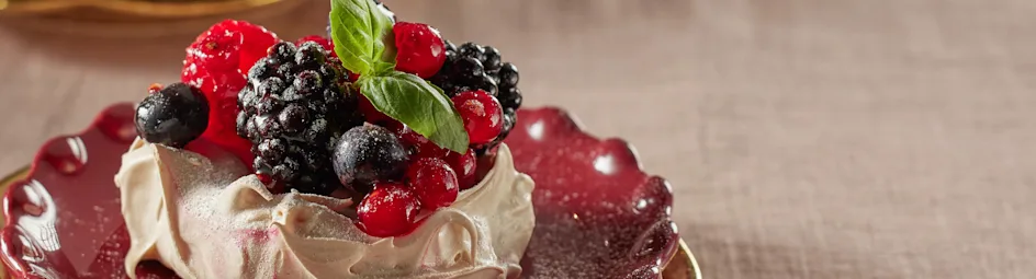 Mini-pavlova met bosvruchten en karamelsaus