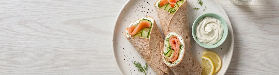 Frisse ontbijtwraps met gerookte zalm