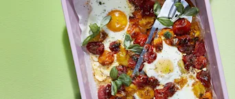 Traybake-eitjes met gemarineerde tomaatjes