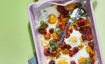 Traybake-eitjes met gemarineerde tomaatjes