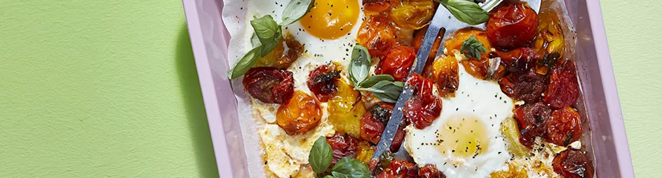 Traybake-eitjes met gemarineerde tomaatjes