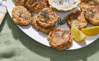 Zalmkoekjes met yoghurtdip