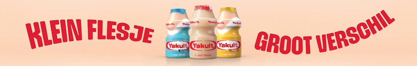 Drie flesjes Yakult met de labels 'Yakult Balance', 'Yakult L. casei Shirota' en 'Yakult Plus'.