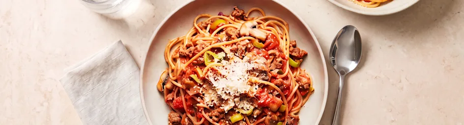 Spaghetti met een romige tomaten-kaassaus, prei en gehakt