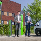 PowerGo en PLUS nemen eerste snellader voor klanten in gebruik in Klazienaveen