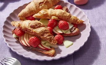 Wentelcroissants met chocospread en fruit