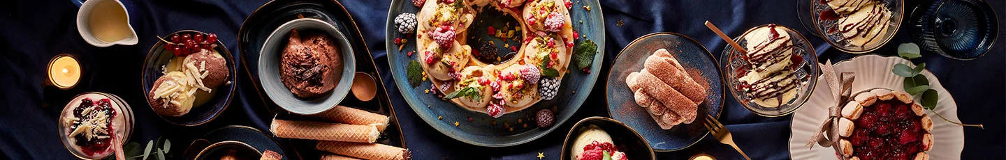 Kerst nagerechten op een gedekte tafel.