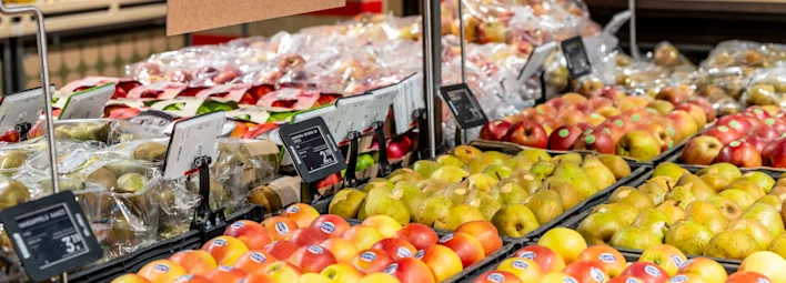 Promotiebord met de tekst: “Goed en gezond eten, blijvend laag geprijsd”.