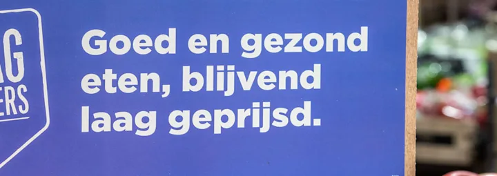 Promotiebord met de tekst: “Goed en gezond eten, blijvend laag geprijsd”.