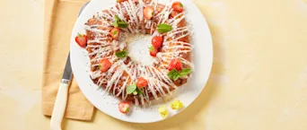 Croissantkrans met aardbeien