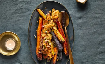 Geroosterde regenboogpeen met hummus en pistache