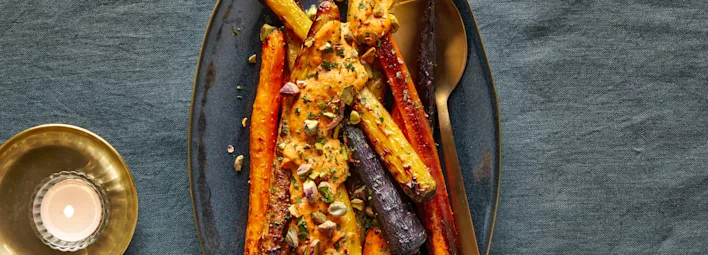 Geroosterde regenboogpeen met hummus en pistache