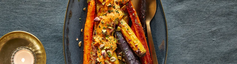 Geroosterde regenboogpeen met hummus en pistache