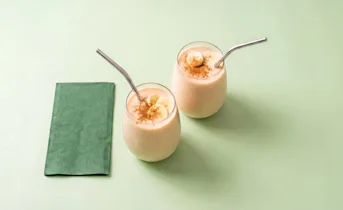 Zoete aardappel smoothie met banaan en bloemkool