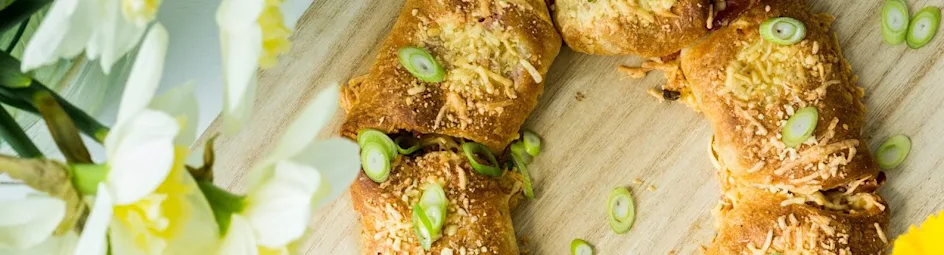Croissant-tulband met spek en ei