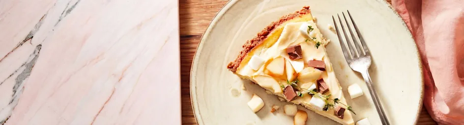 Romige cheesecake met witte chocolade, peer en tijm