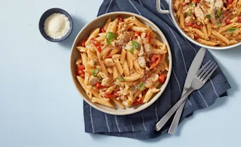 Romige eenpanspasta met kip en paprika