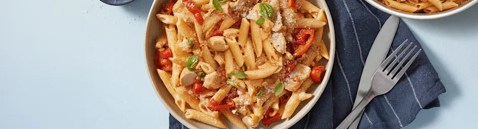 Romige eenpanspasta met kip en paprika