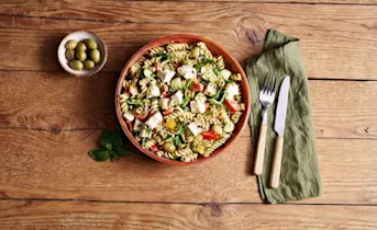 Pastasalade met kip en feta