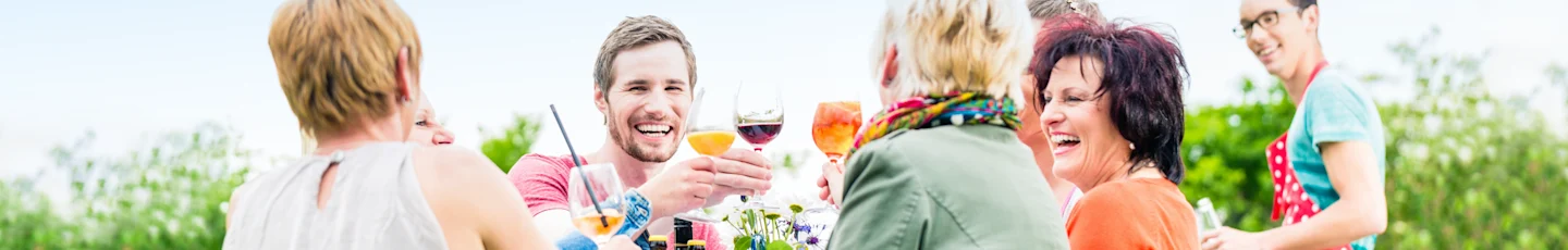 Mensen op een buurtfeest met drankjes.