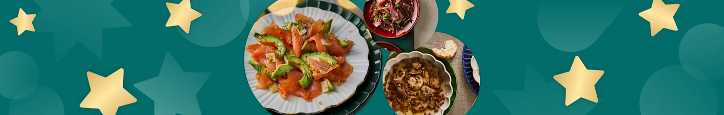 Kerst voorgerechten van gerookte zalmcarpaccio met gemarineerde avocado, salade met roodlof, eendenborstfilet en pistache en paddenstoelbouillon met krokante linzen.