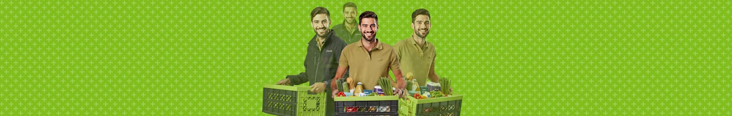 PLUS-medewerker met boodschappenkratten op groene achtergrond. Actie: 4x gratis bezorging.