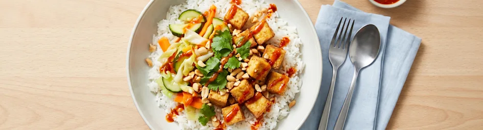 Pittige bowl met krokante tofu en atjar