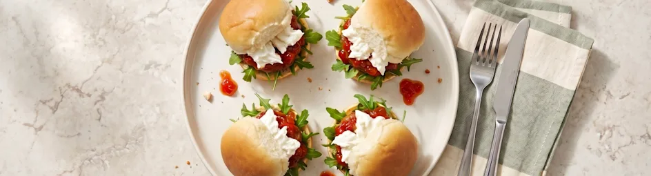 Luxe burrata sliders met zoet-pittige tomatenja