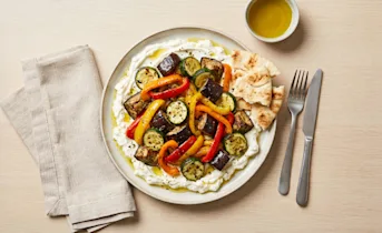 Geroosterde groenten op luchtig opgeklopte feta