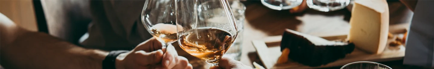 Twee glazen wijn voor een high wine.