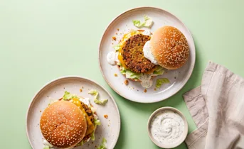 Krokante linzenburger op een broodje