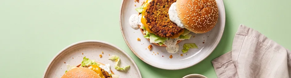 Krokante linzenburger op een broodje