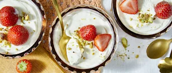 Citroen-yoghurtmousse met aardbeien en pistache
