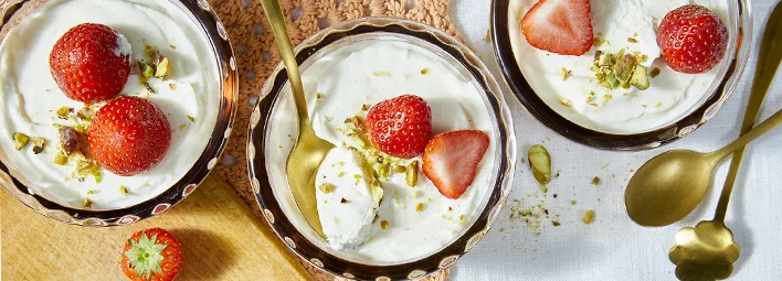 Citroen-yoghurtmousse met aardbeien en pistache