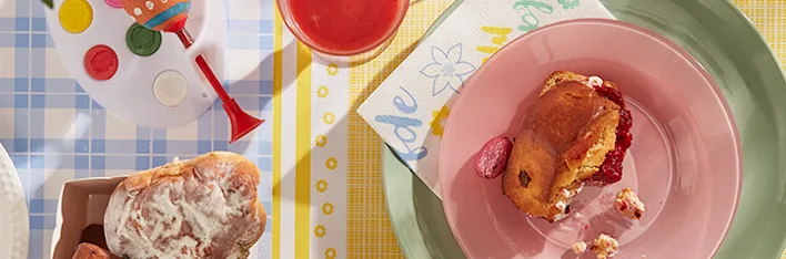 Paastafel met scones en rode sap.